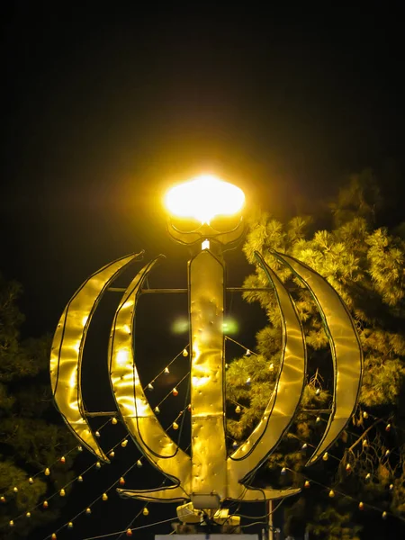 Νυχτερινή άποψη μνημείο έμβλημα του Ιράν, λέξη Αλλάχ, Γιαζντ, — Φωτογραφία Αρχείου