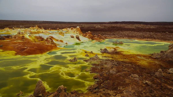 Panoráma, Dallol vulkáni kráter a Danakil depresszió, messziről Etiópia — Stock Fotó