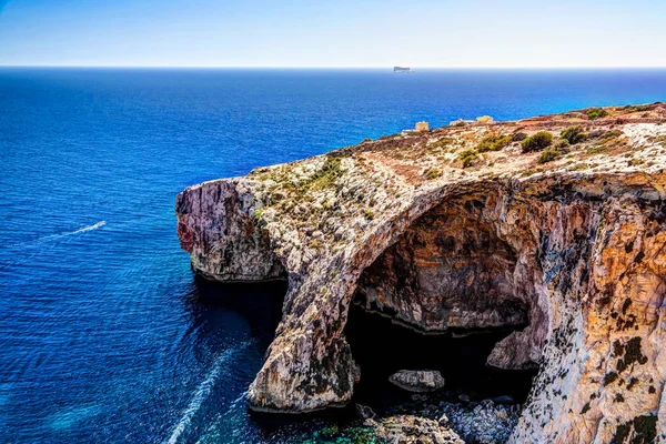 Vue panoramique sur le mur bleu et les falaises de la grotte Malte — Photo