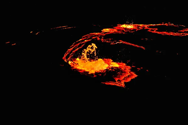 Erta Ale cráter del volcán, derretimiento de salpicaduras de lava, depresión de Danakil Etiopía —  Fotos de Stock