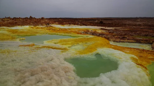 Panorama all'interno del cratere vulcanico di Dallol nella depressione di Danakil, Afar Etiopia — Foto Stock