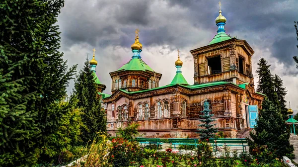 Den ryska ortodoxa Heliga Trefaldighetskyrkan i Karakol Kirgizistan — Stockfoto
