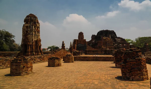 Nézd a Wat Mahathat templom rommá, Ayutthaya, Thaiföld — Stock Fotó