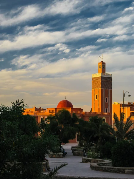 Vnější pohled na Masuda Wazzkaitih mešita v Ouarzazate, Maroko — Stock fotografie