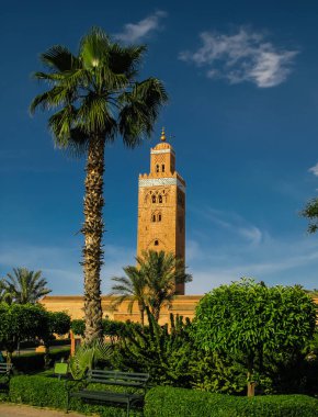 Koutoubia cami aka Marrakesh, Morocco kitapçılar caminin dış görünümüne
