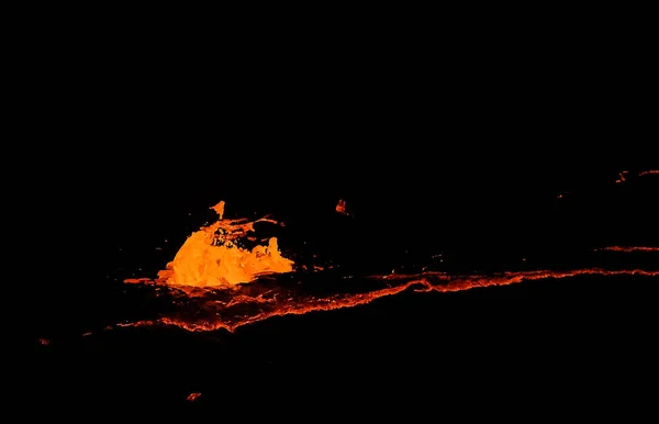 Erta Ale sopečného kráteru, tání lávy stříkající, Danakil deprese Etiopie — Stock fotografie