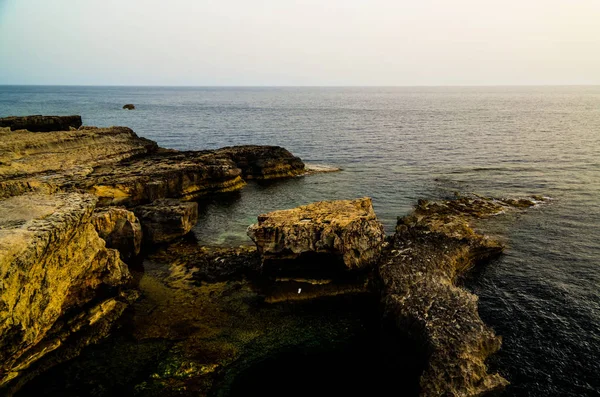 Vista al mar desde la ventana de Azure arco natural, ahora desaparecido, isla de Gozo, Malta — Foto de Stock