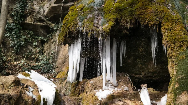 Cascade gelée dans la gamme Demirji, Crimée — Photo
