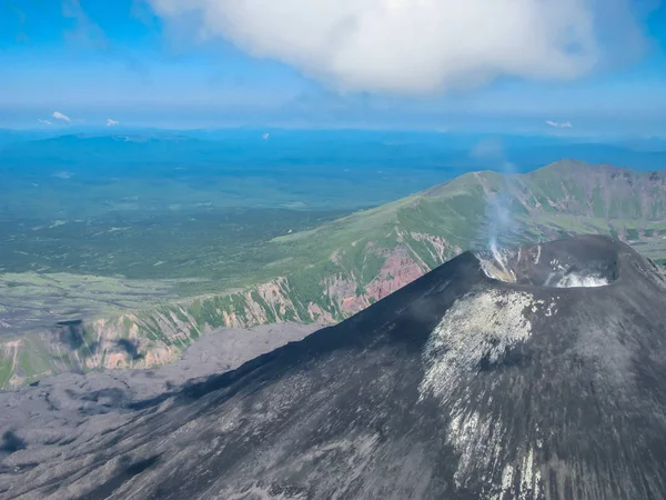 Légifelvételek Karymsky vulkán, Kamcsatka-félszigeten, Oroszország — Stock Fotó