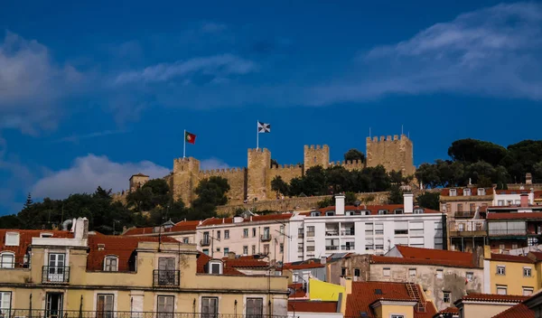 Vista exterior para o Castelo de São Jorge em Alfama, Lisboa, Portugal — Fotografia de Stock
