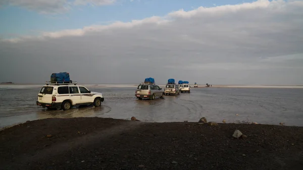 Carros em Salt Lake Karum aka Lake Assale ou Asale ao pôr do sol, Danakil Afar, Etiópia — Fotografia de Stock