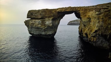 Şimdi ortadan kayboldu, Azure pencere doğal arch, Gozo Adası, Malta için Deniz Manzaralı