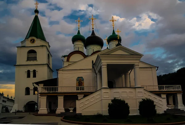 Вид на Свято-Печерский Вознесенский монастырь в Нижнем Новгороде — стоковое фото