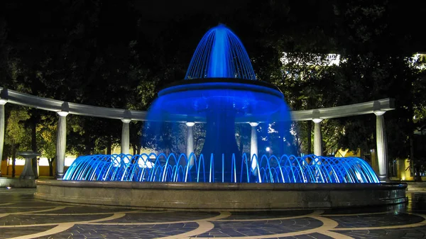 Vista nocturna a la plaza de las Fuentes en Bakú, Azerbaiyán — Foto de Stock