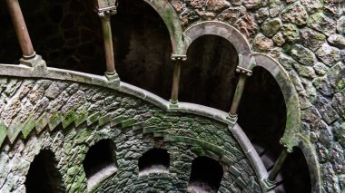 Merdiven boşluğunda Quinta da Regaleira, Sintra, Portekiz