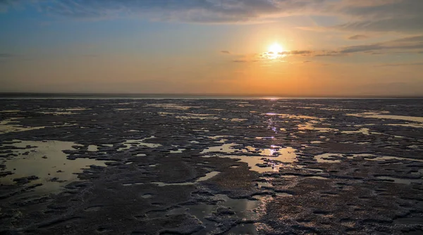 Tuz Gölü Karum aka Lake Assale veya Asale gün batımında, Danakil uzaktan Etiyopya