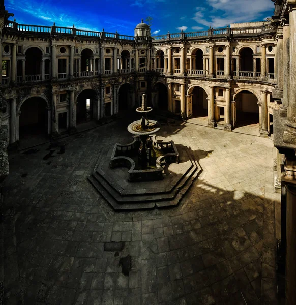 Patio de la Iglesia Templaria del Convento de la Orden de Cristo en Tomar, Portugal — Foto de Stock