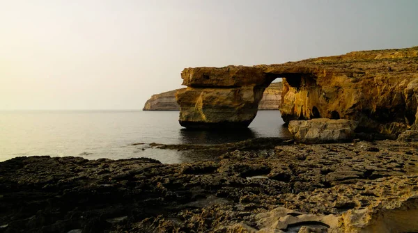 Вид на море из естественной арки Лазурного окна, теперь исчезнувшей, остров Гоцо, Мальта — стоковое фото