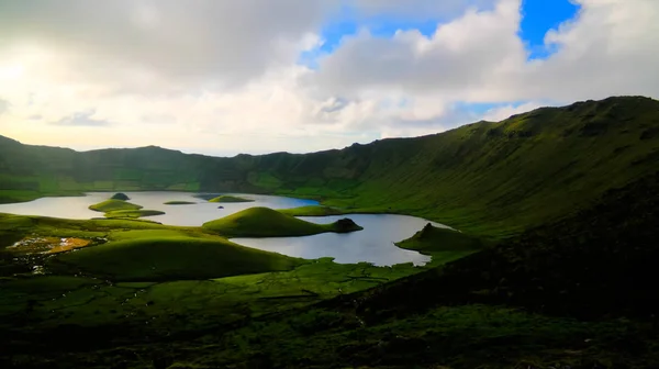 Pôr-do-sol paisagem vista para a cratera Caldeirao, Corvo ilha, Açores, Portugal — Fotografia de Stock