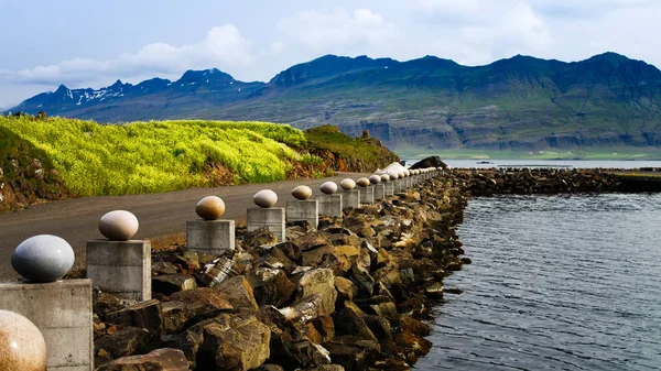 Huevos del pájaro piedra aka huevos en el monumento de Bahía feliz en Djupivogur, Islandia —  Fotos de Stock