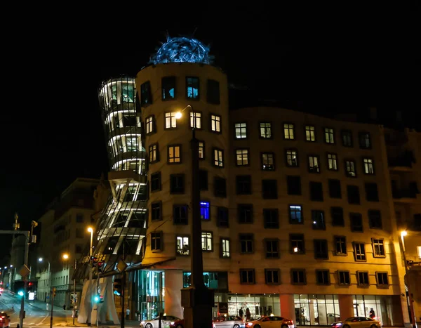 Vista noturna para Dancing House em Praga, República Checa — Fotografia de Stock