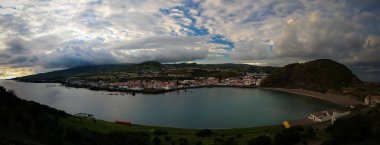 Gün batımı görünümünden Dağı Guia, Faial Adası, Azores, Portekiz Horta, Porto PIM Bay ve plaj için
