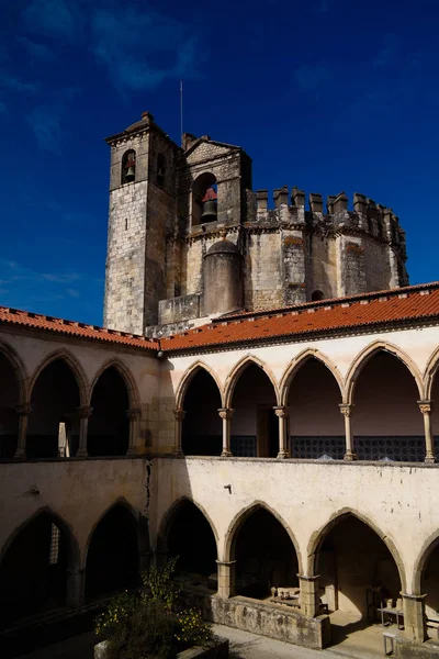 Patio de la Iglesia Templaria del Convento de la Orden de Cristo en Tomar, Portugal — Foto de Stock