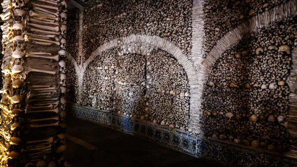 Interior da Capela dos Ossos em Évora, Portugal — Fotografia de Stock