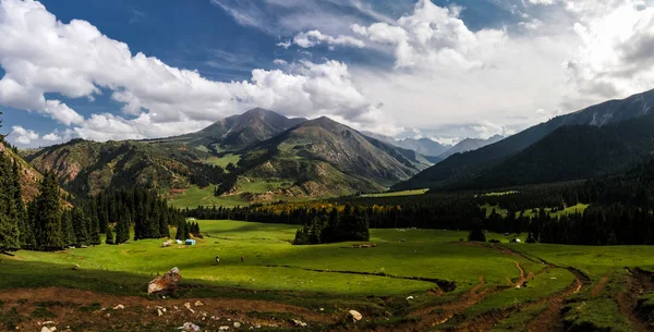 Panorama view to Jeti-Oguz aka Seven Bulls valley, Kyrgyzstan — Stock Photo, Image