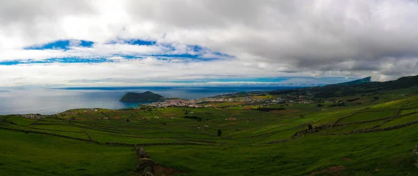 Paisagem com vulcão Monte Brasil e Angra do Heroismo na ilha Terceira Açores, Portugal — Fotografia de Stock