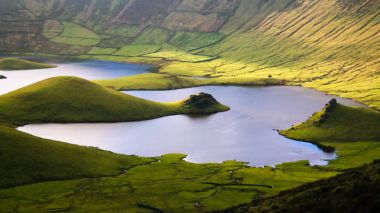 Gün batımı manzaralı Caldeirao krater, Corvo Adası, Azores, Portekiz için