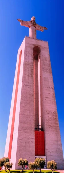 Nationale heiligdom van Christus de koning standbeeld bij zonsondergang, Lissabon, Portugal — Stockfoto