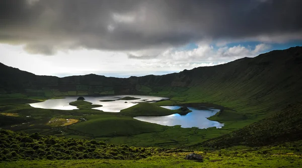 Vista panorámica al cráter Caldeirao, isla de Corvo, Azores, Portugal — Foto de Stock