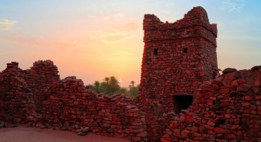 Sahara Mauritania ülkesindeki Ouadane kalesi kalıntıları