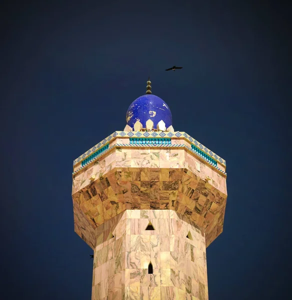 Minarete de la Mezquita Touba, centro del Mouridismo y lugar de enterramiento Cheikh Amadou Bamba Senegal — Foto de Stock