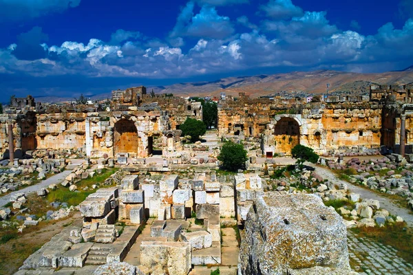 Ruinas del templo de Júpiter y gran corte de Heliópolis en Baalbek, valle de Bekaa, Líbano — Foto de Stock