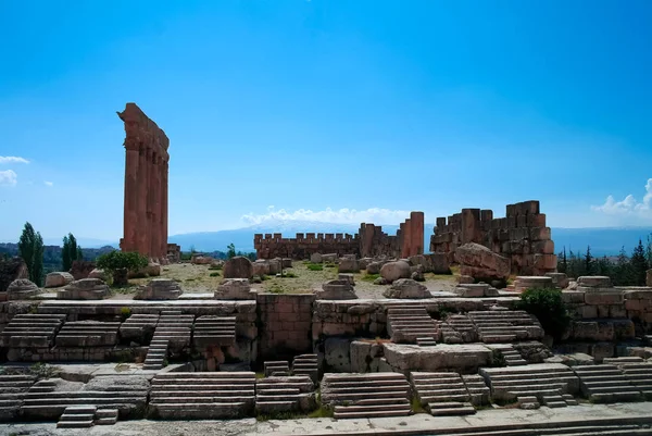 Руїни храм Юпітера і великий суд Геліополіс в Кесарію, Bekaa долина, Ліван — стокове фото