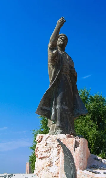 Poeta iraquí Al-Mutanabbi Estatua al final de la calle Mutanabbi, Bagdad, Irak — Foto de Stock