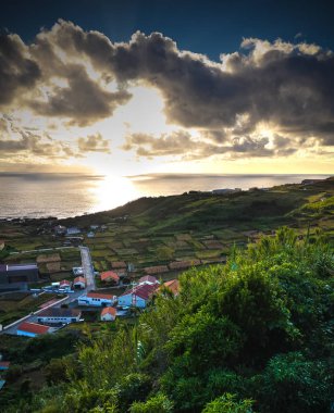 Vila için havadan görünümü yapmak Corvo günbatımı, Corvo Island, Azores, Portekiz