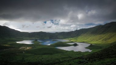 Gün batımı manzaralı Caldeirao krater, Corvo Adası, Azores, Portekiz için