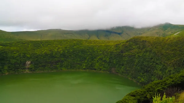 Flygfoto till sjön Negra, Flores island, Azorerna. Portugal — Stockfoto