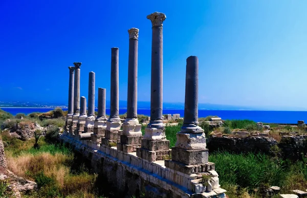 Restos de antiguas columnas en el sitio de excavación de Al Mina en Tiro, Líbano — Foto de Stock