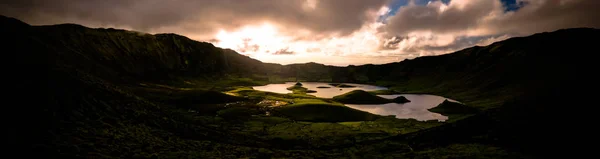 Coucher de soleil sur le cratère de Caldeirao, île de Corvo, Açores, Portugal — Photo