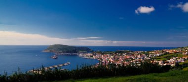 Horta marina ve şehir, Faial Adası, Azores, Portekiz için havadan görünümü