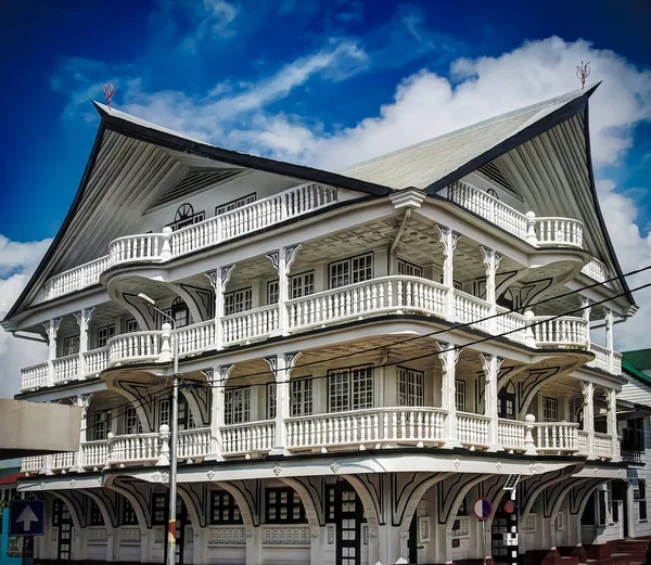 Exterior de vivienda en la histórica ciudad de Paramaribo, Surinam . — Foto de Stock