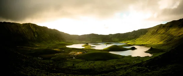 Coucher de soleil sur le cratère de Caldeirao, île de Corvo, Açores, Portugal — Photo