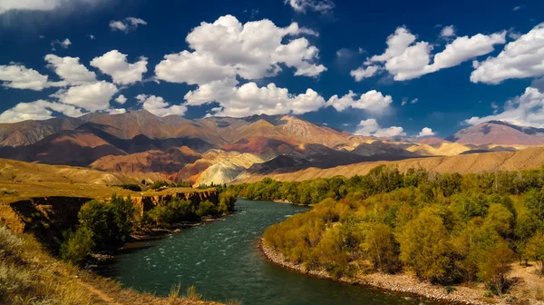 Landschaft des farbigen Berges in der Nähe des Flusses kokemeren, djumgal, Kyrgyzstan — Stockfoto