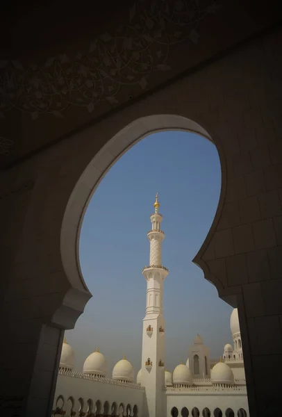 Vista interior de la mezquita Sheikh Zayed, Abu-Dhabi, Emiratos Árabes Unidos — Foto de Stock