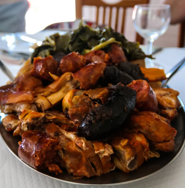 Cozido das Furnas местная азорейская вулканическая еда, Сан-Мигель, Азорские острова, Португалия — стоковое фото