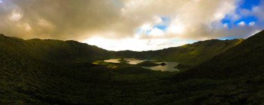 Gün batımı manzaralı Caldeirao krater, Corvo Adası, Azores, Portekiz için